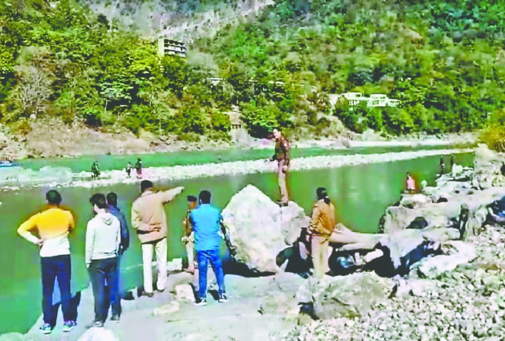 Foreigner And Indian tourists stuck in Goa Beach rishikesh Police rescue and save life