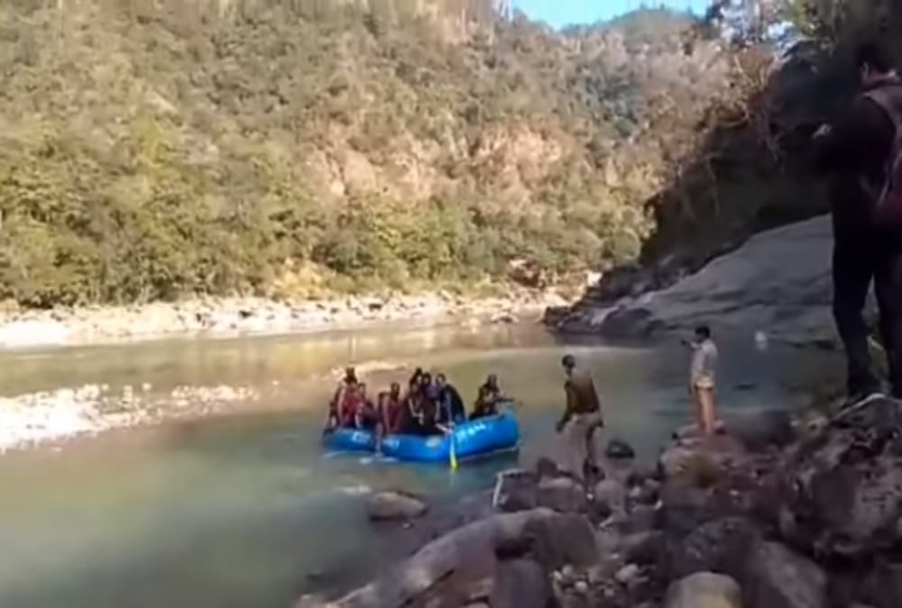 Foreigner And Indian tourists stuck in Goa Beach rishikesh Police rescue and save life