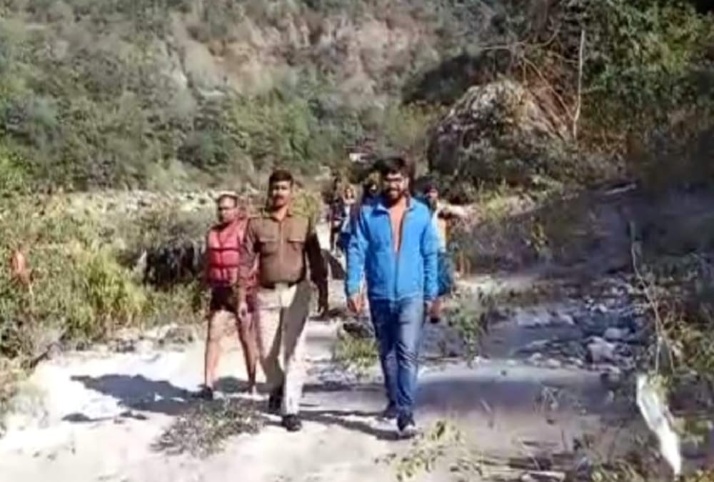 Foreigner And Indian tourists stuck in Goa Beach rishikesh Police rescue and save life
