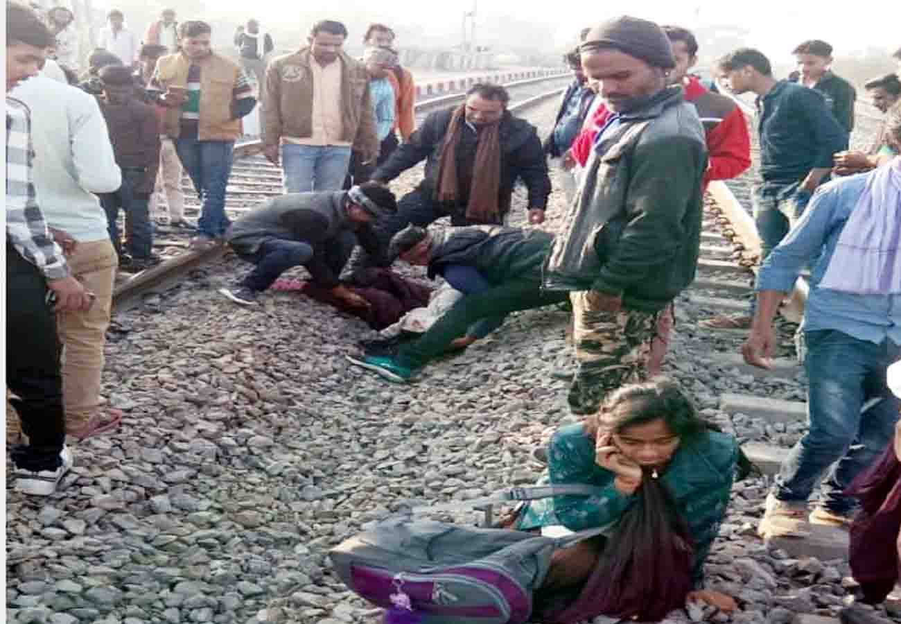 Two girls fell from the moving train, one dead in chitrakoot
