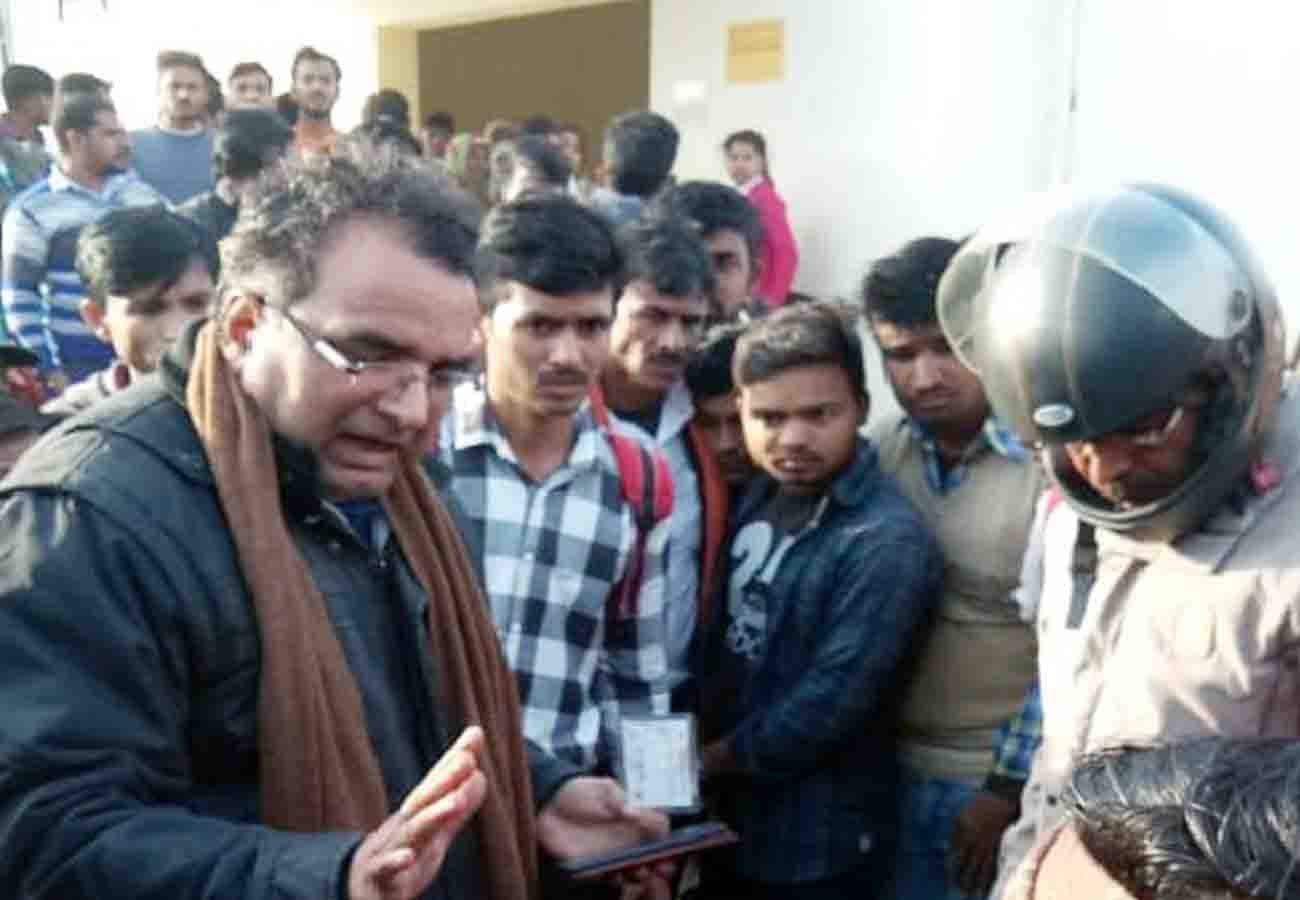 Two girls fell from the moving train, one dead in chitrakoot