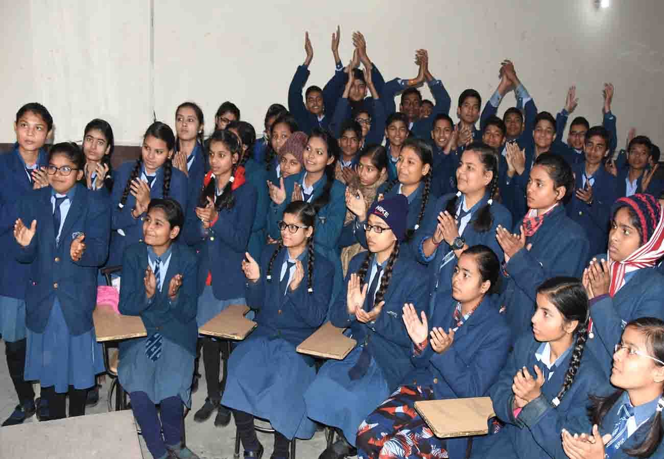 Students of kanpur arrived in Delhi to discuss the exam with PM Modi