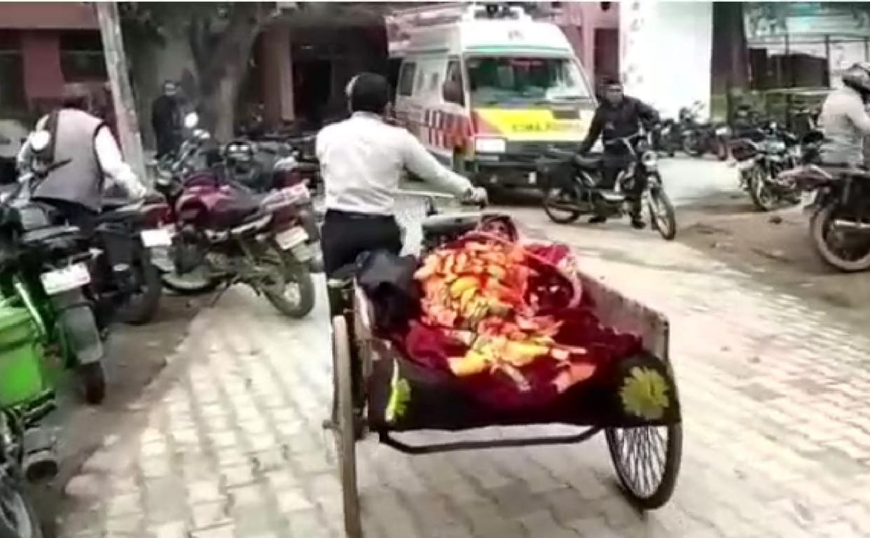Ambulance not found, video of handing the patient to the hospital, photo goes viral