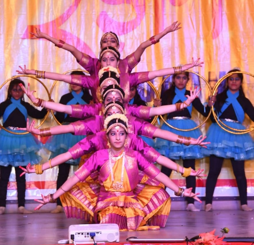 Students danced on folk songs