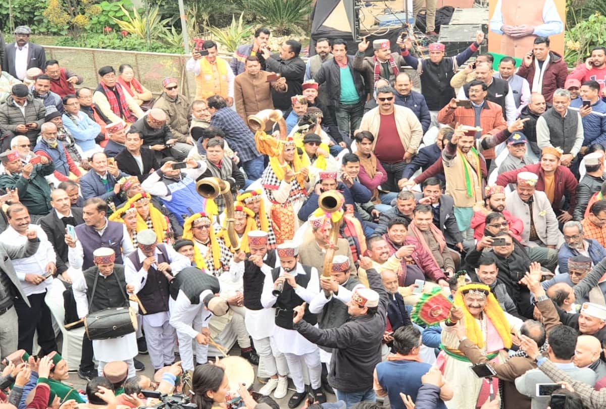 Celebration after jp Nadda appointed  national president of bjp, Workers perform nati in mandi