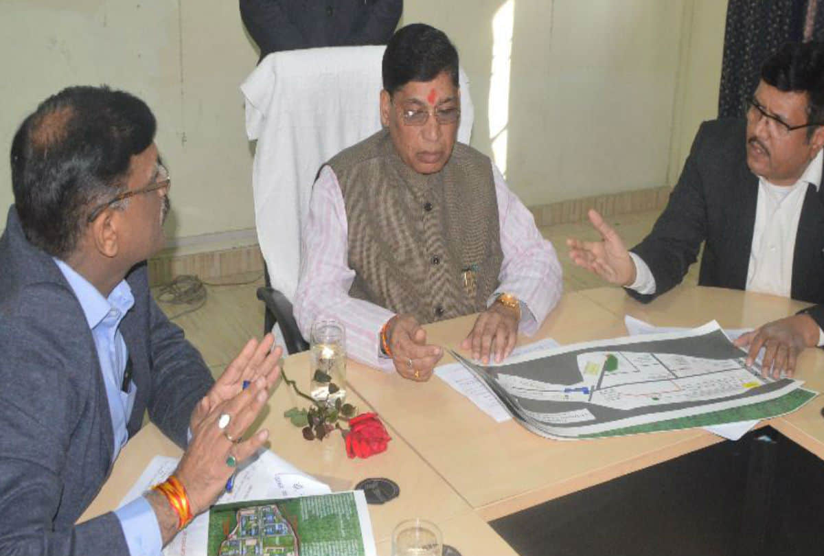 Up Minister Dr. GS Dharmesh Inspected SN Medical College