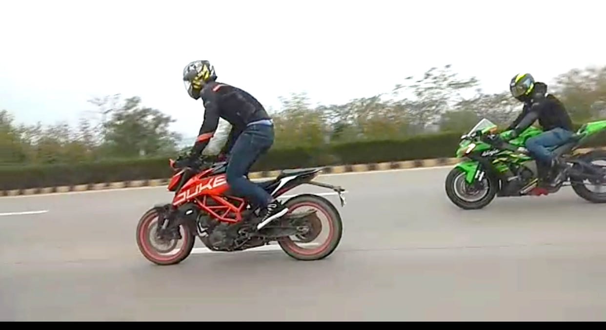Bikers Stunt dangerous for Other Divers on Yamuna Expressway