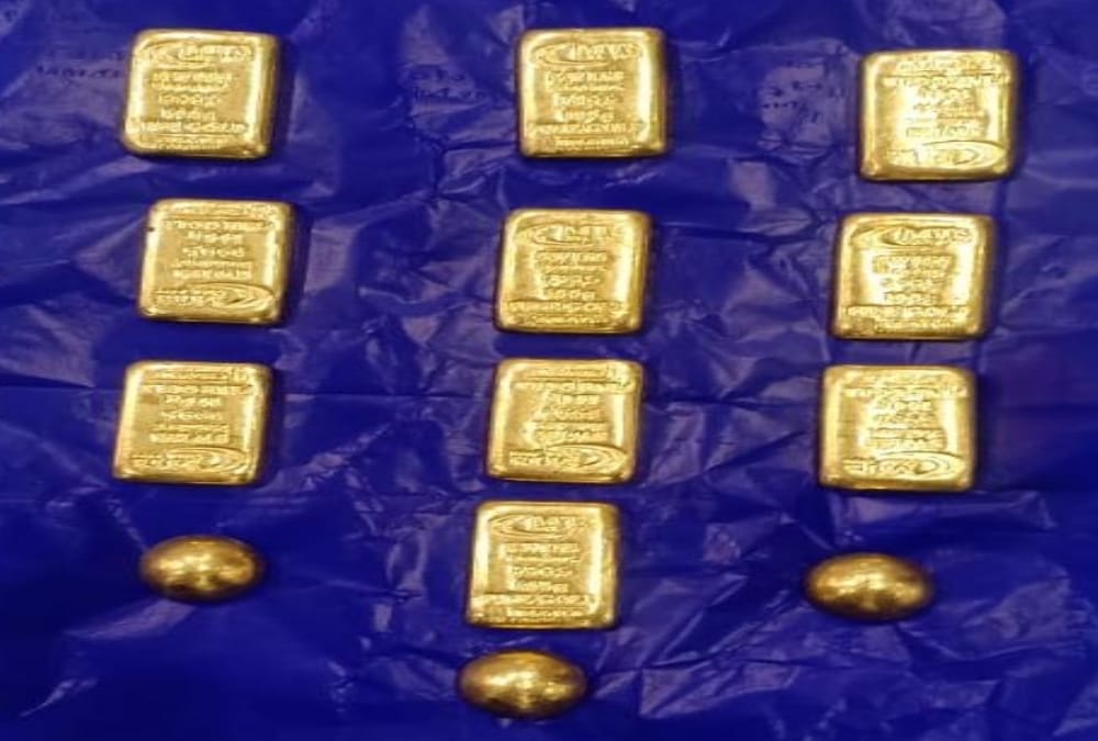 A traveller arrested on lucknow airport for smuggling of gold.