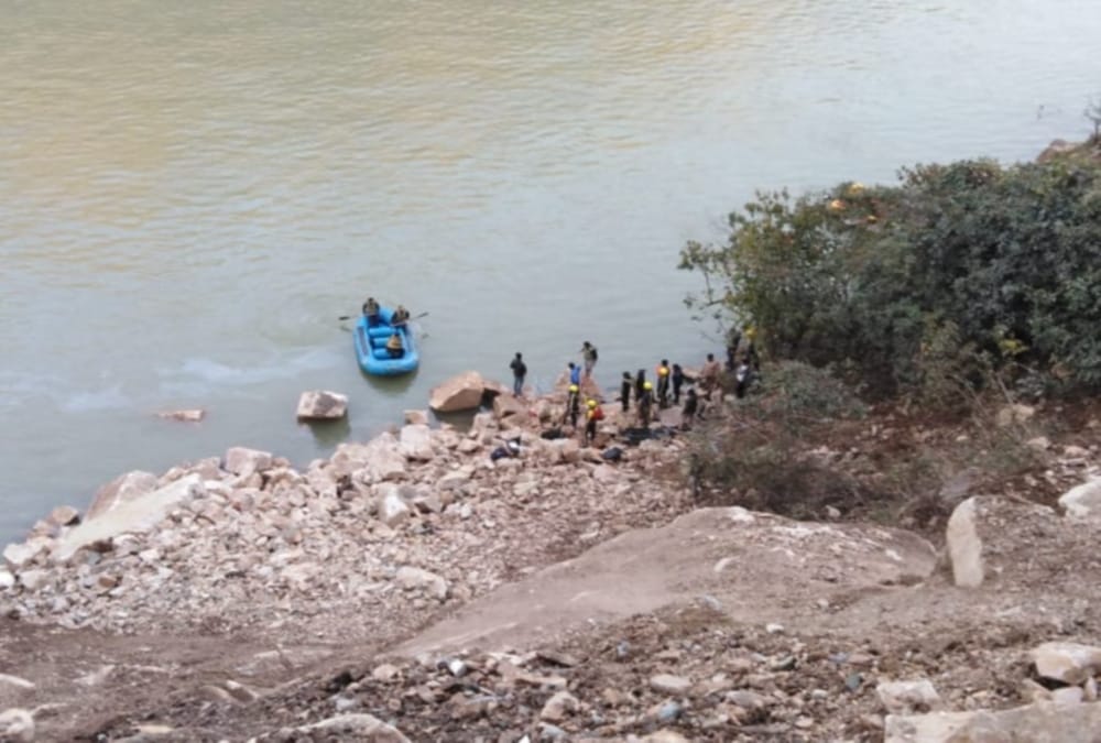 Dead Body Rescue from alaknanda river lake after car falls on Badrinath highway  photos