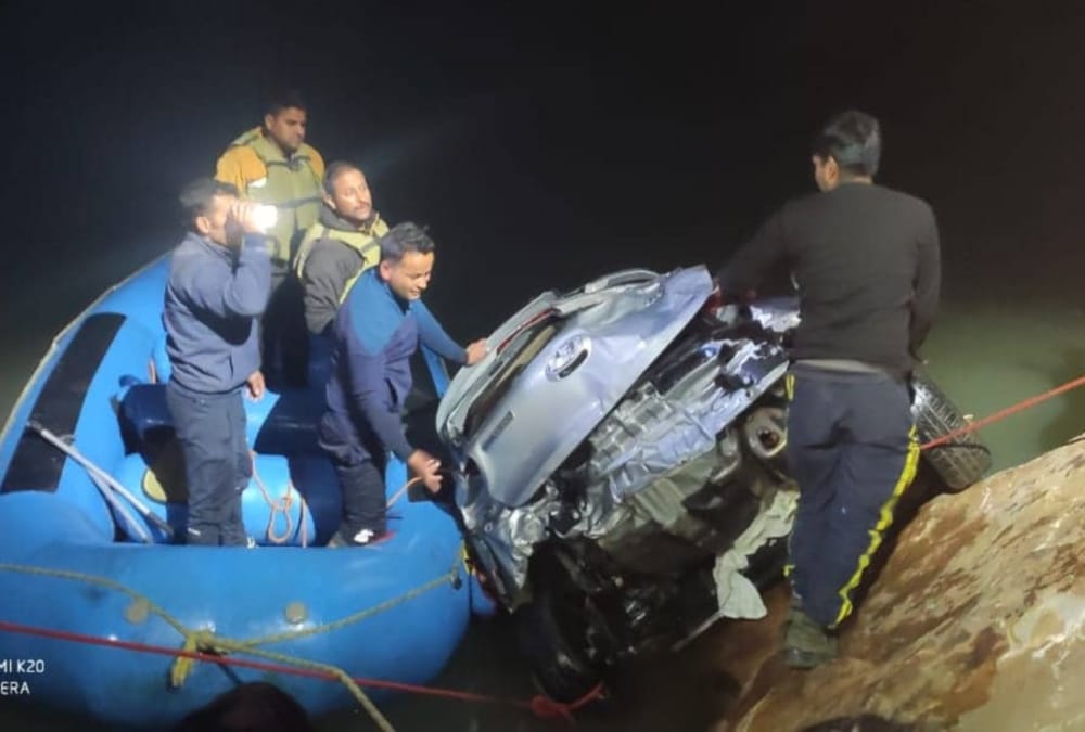 Dead Body Rescue from alaknanda river lake after car falls on Badrinath highway  photos