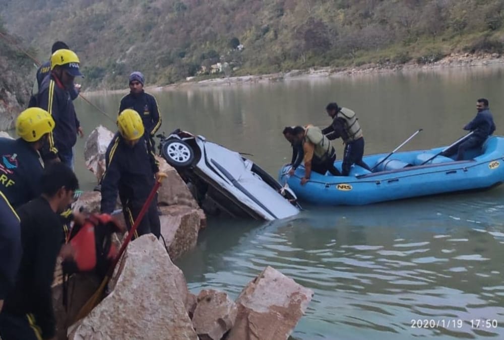 Dead Body Rescue from alaknanda river lake after car falls on Badrinath highway  photos
