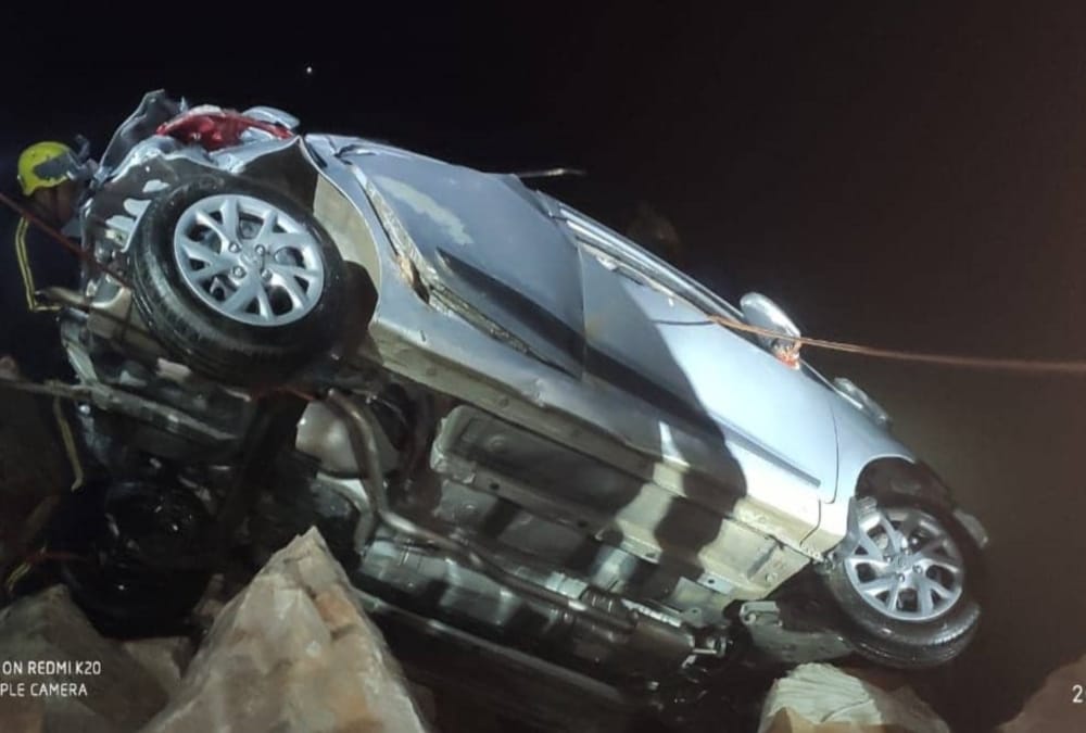 Dead Body Rescue from alaknanda river lake after car falls on Badrinath highway  photos