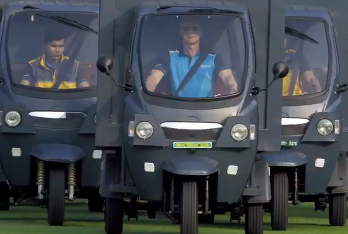 electric rickshaw amazon amazon electric rickshaw india jeff bezos india tour