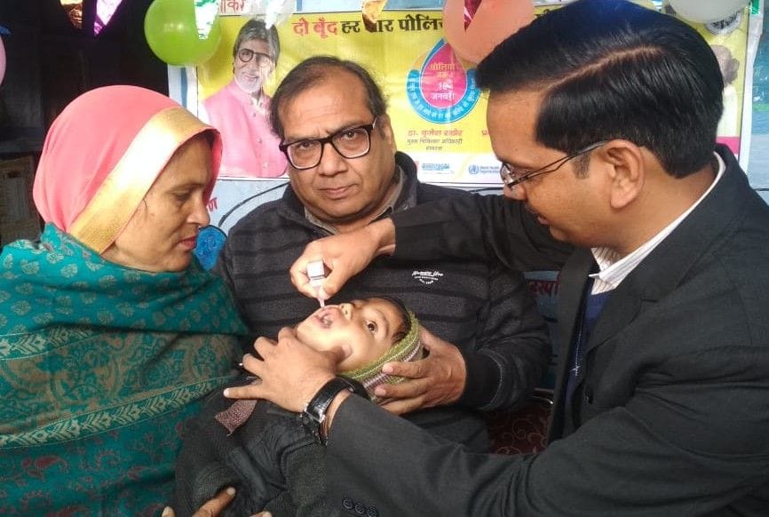 Hathras: DM starts campaign by feeding polio drop