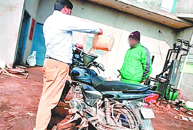 Amar Ujala Sting Operation on petrol Diesal Sale on Roadside Dhaba on National Highway