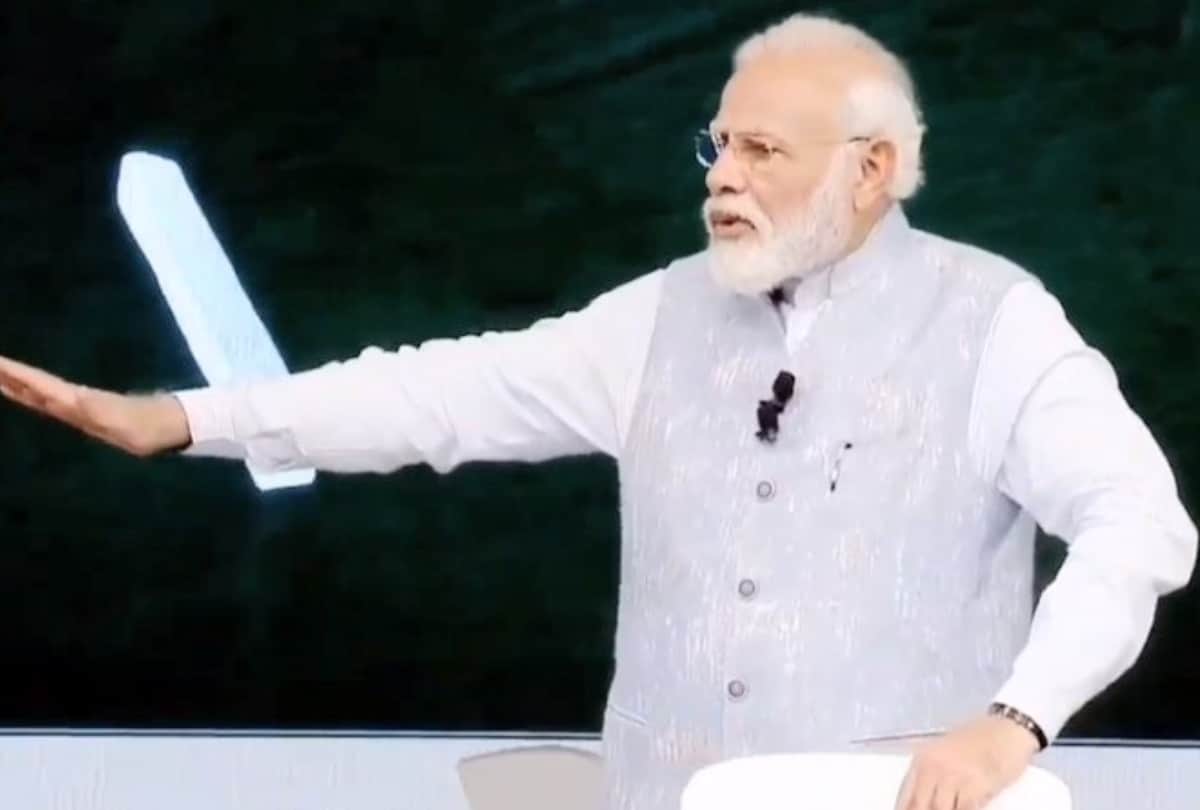 PM Narendra Modi Cracked Joke on Saas bahu TV Show front of smriti irani at Rashtriya Bal Puraskar