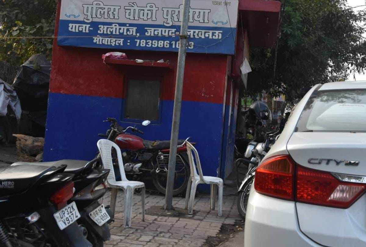 police chowkies are made on footpath and dividers too in lucknow