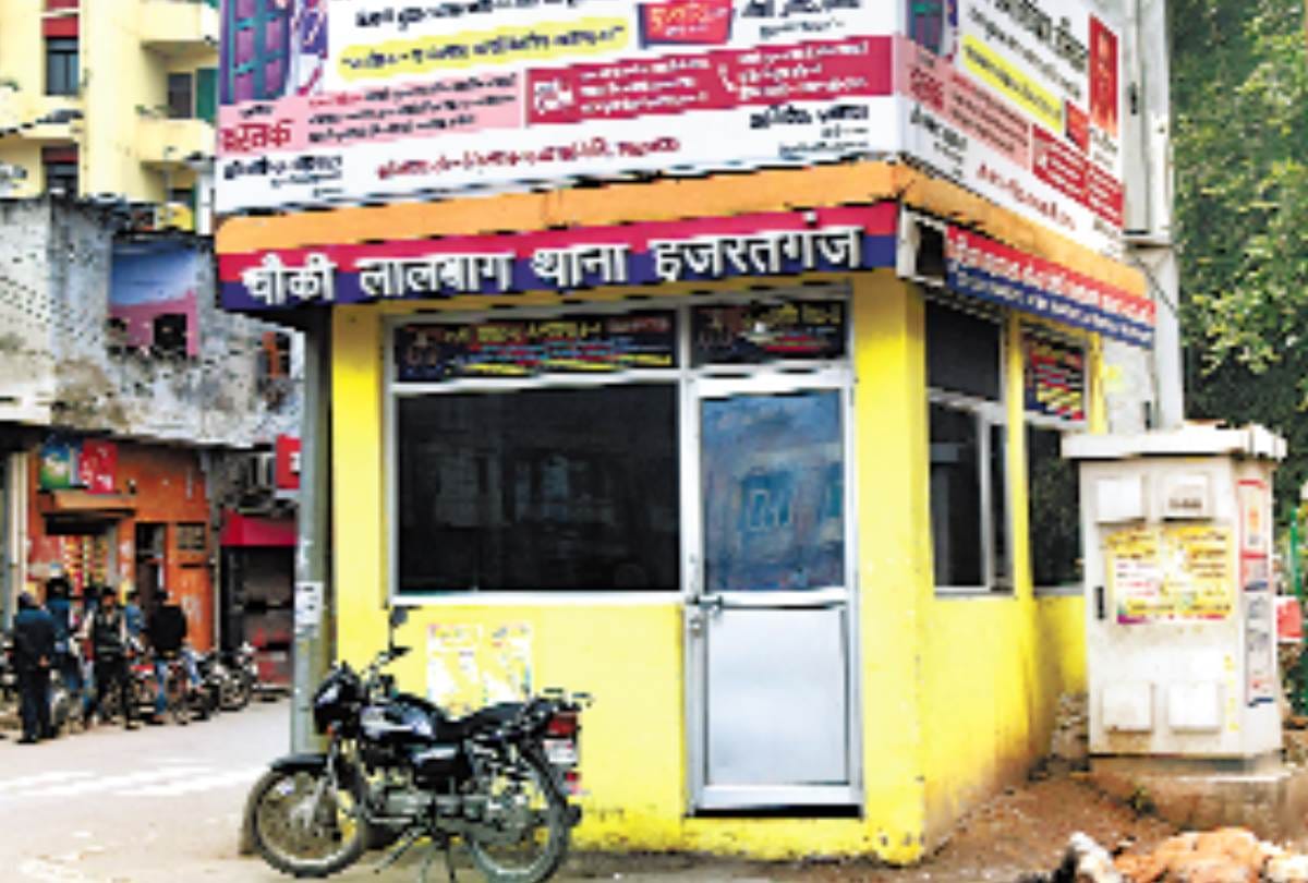 police chowkies are made on footpath and dividers too in lucknow