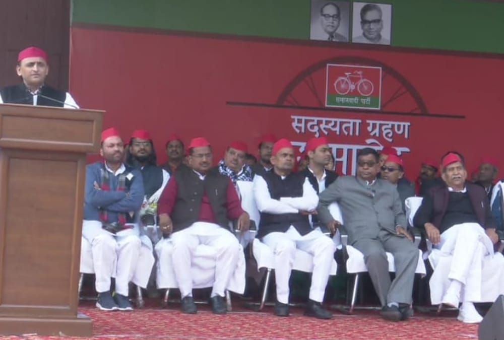 Many BSP leaders joined samajwadi party.