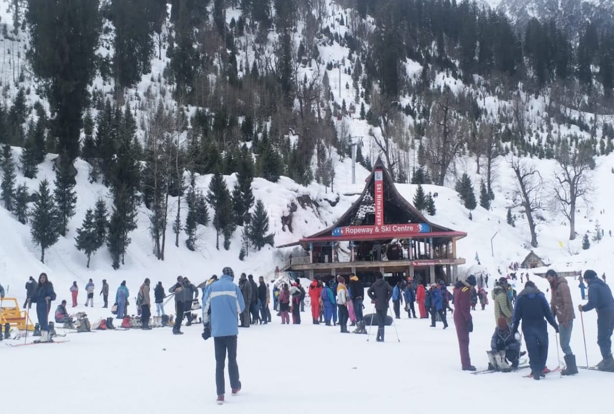 Manali buzzes with tourist, crowds thronged in Solang Nala