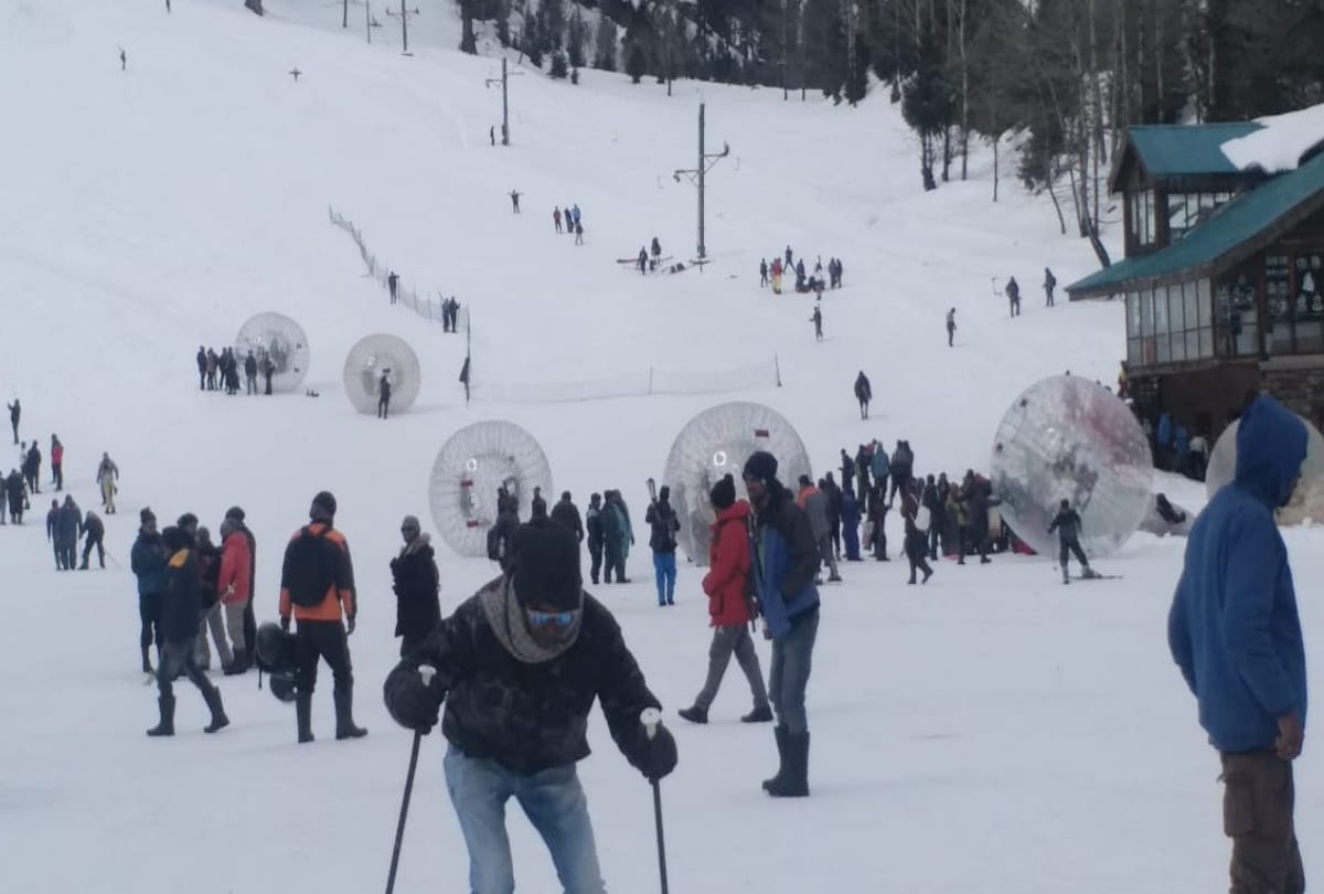 Manali buzzes with tourist, crowds thronged in Solang Nala
