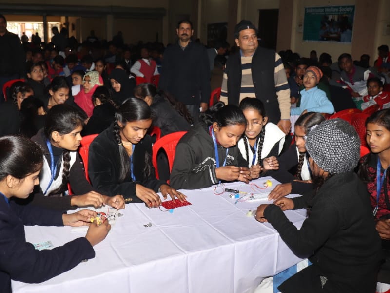 Automatic Sensing Robot workshop, students given tips on making robots