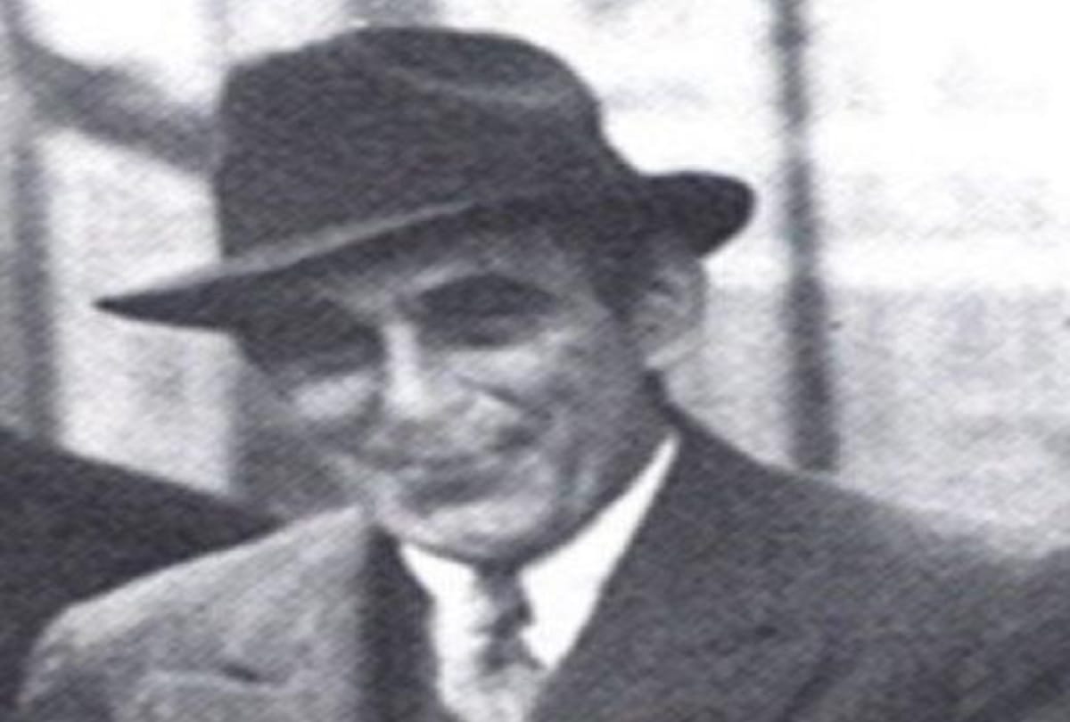 Victor Lustig a highly skilled con artist who Sold the Eiffel Tower Twice
