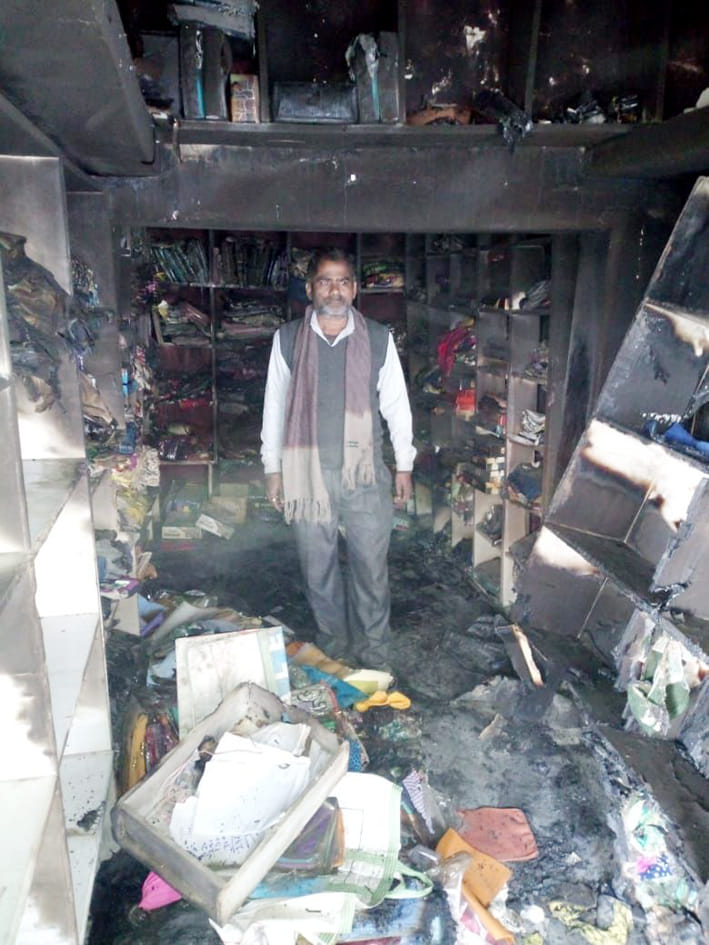 A shop of cloth from fire, goods worth five lakhs