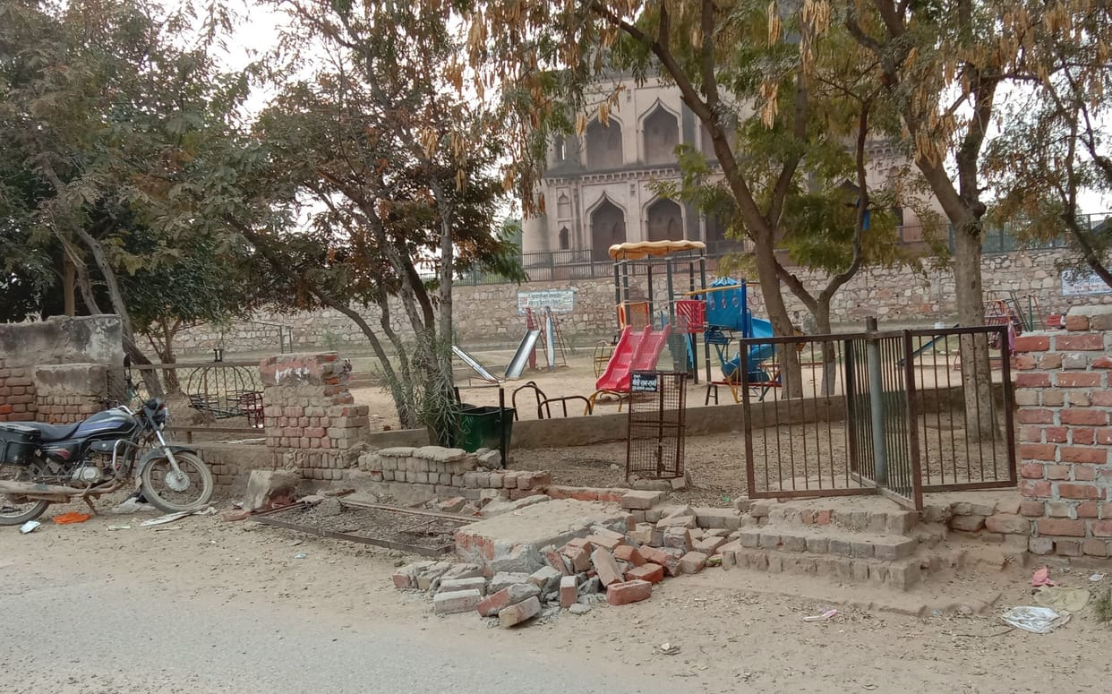 the boundary wall was broken in subhash park