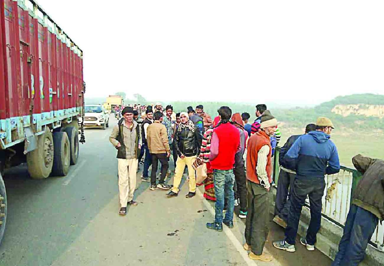 boy jumped into Yamuna after a dispute with his brother in auraiya