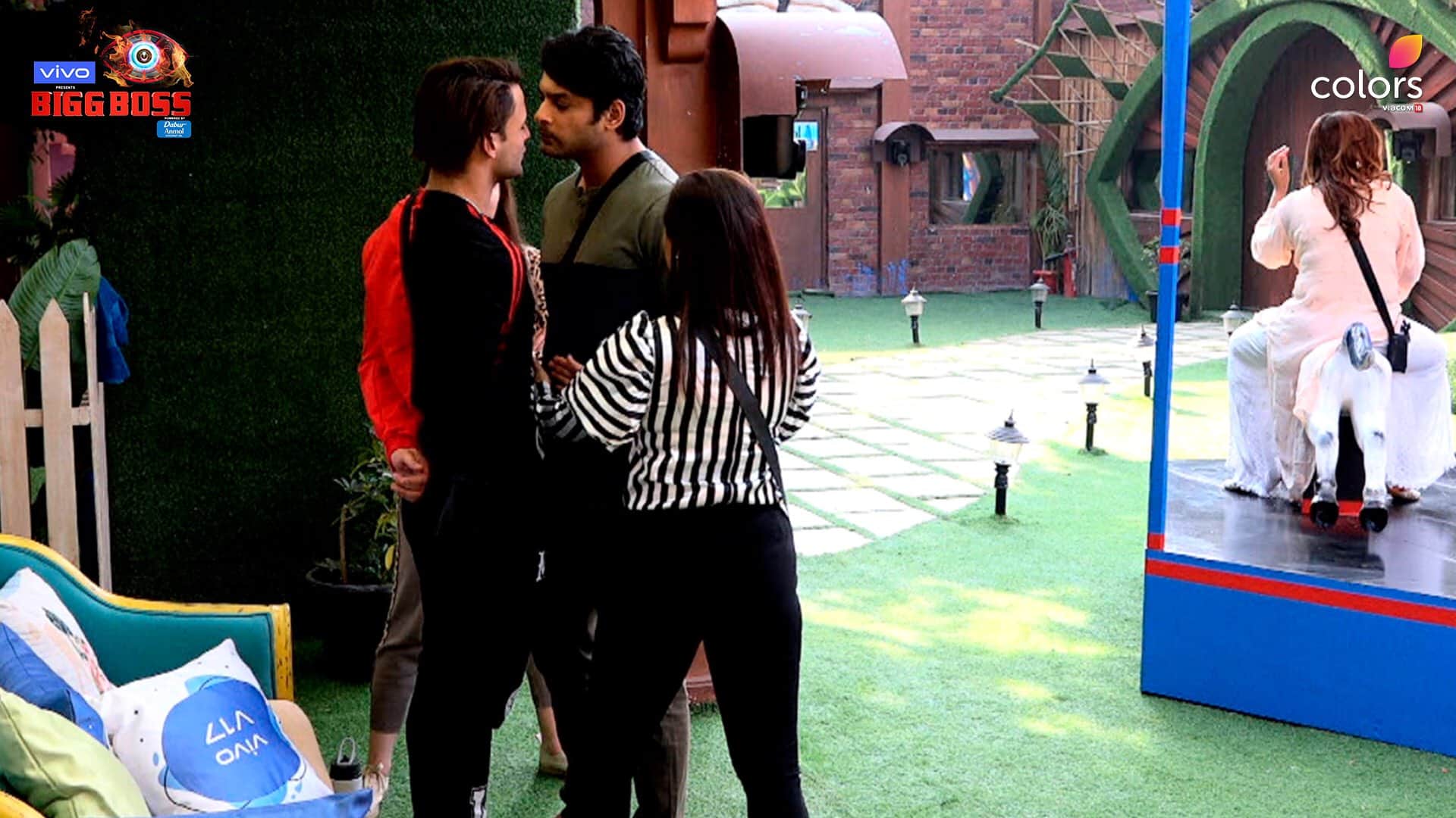 Bigg Boss Ex Contestant Gauhar Khan And Manveer Gurjar Fight For Siddharth Shukla And Asim Riaz