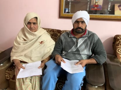 फरीदकोट के गांव बहिबल में अपने आवास पर जानकारी देतीं मरहूम पूर्व सरपंच सुरजीत सिंह की पत्नी जसवी?