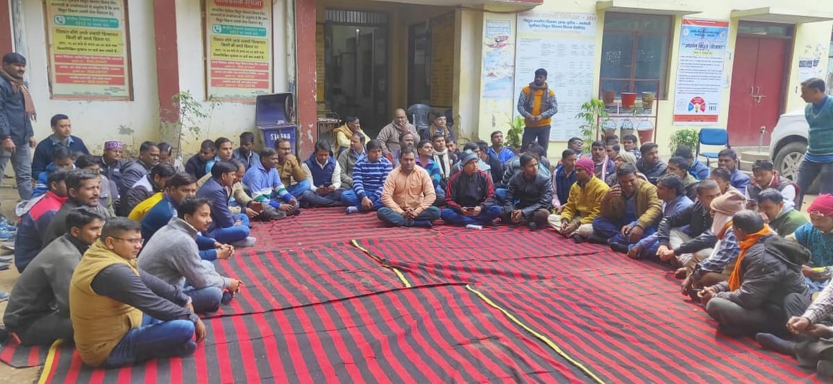 Electricity workers demand arrested of accused bjp leader to beaten sdo in varanasi