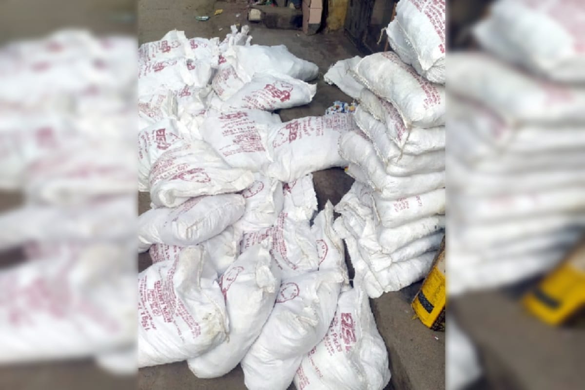 Bijnor, 3400 fake packets of ghari detergent powder caught in a shop during raid at village