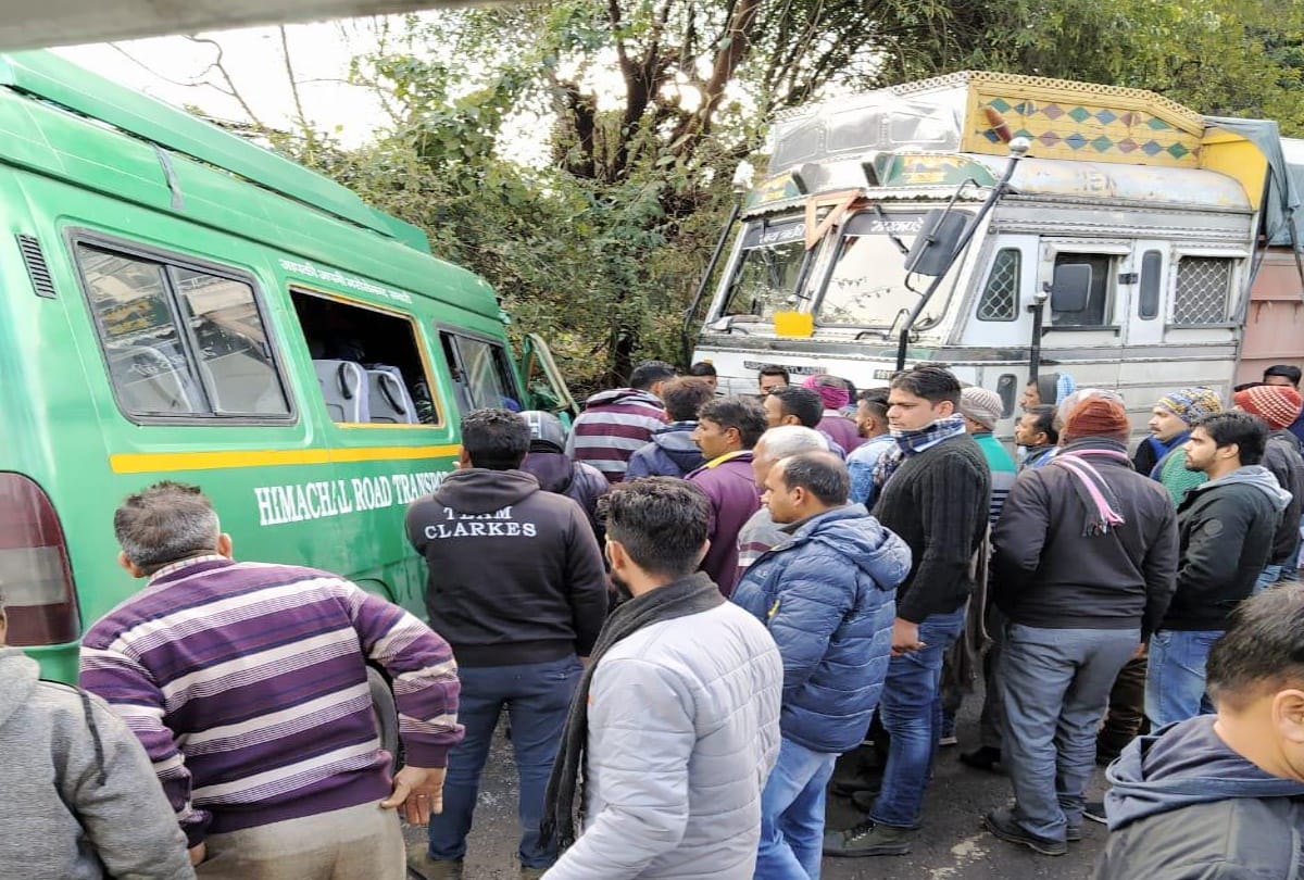 Truck hit HRTCTempo Traveler, five injured, driver-conductor condition critical