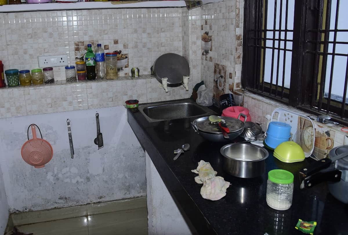 A man attacked on his girlfriend in Lucknow.