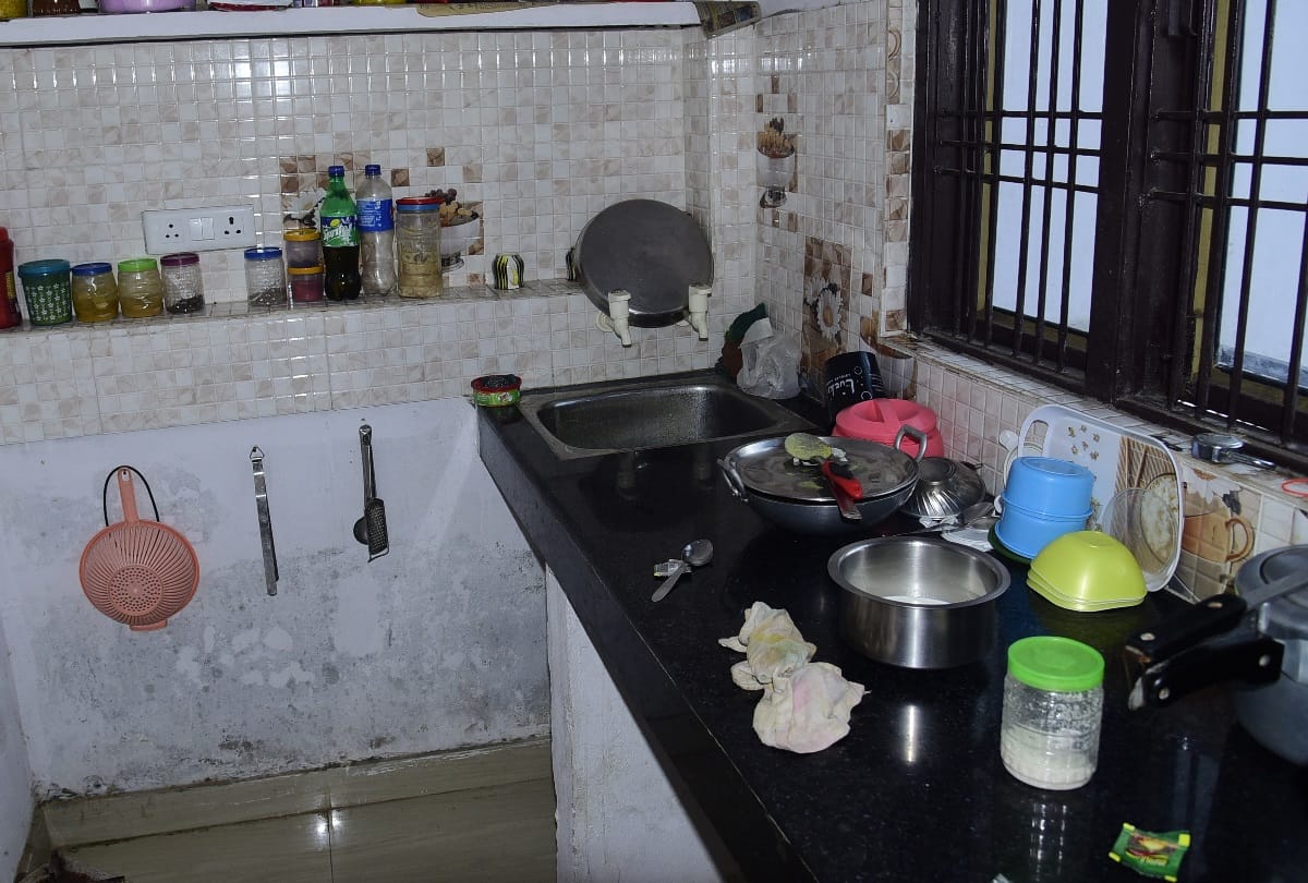 A man attacked on his girlfriend in Lucknow.