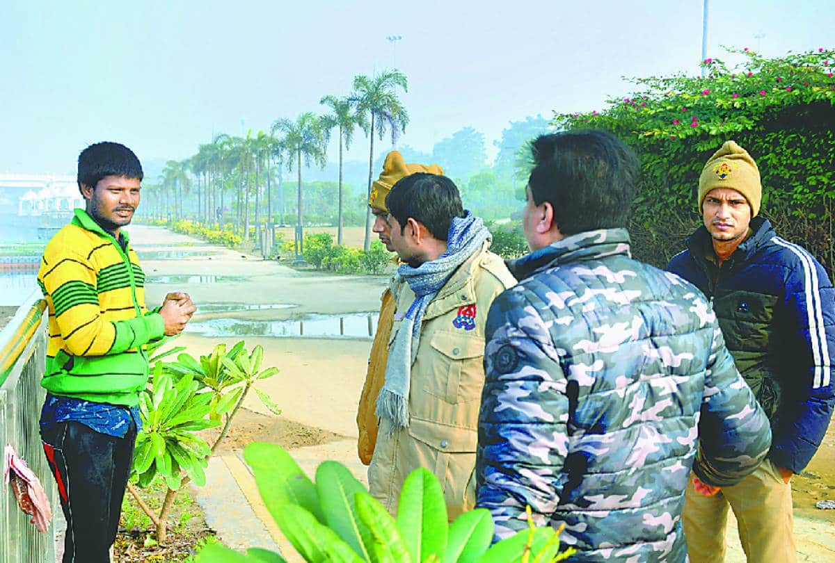 man jumped in to gomti river