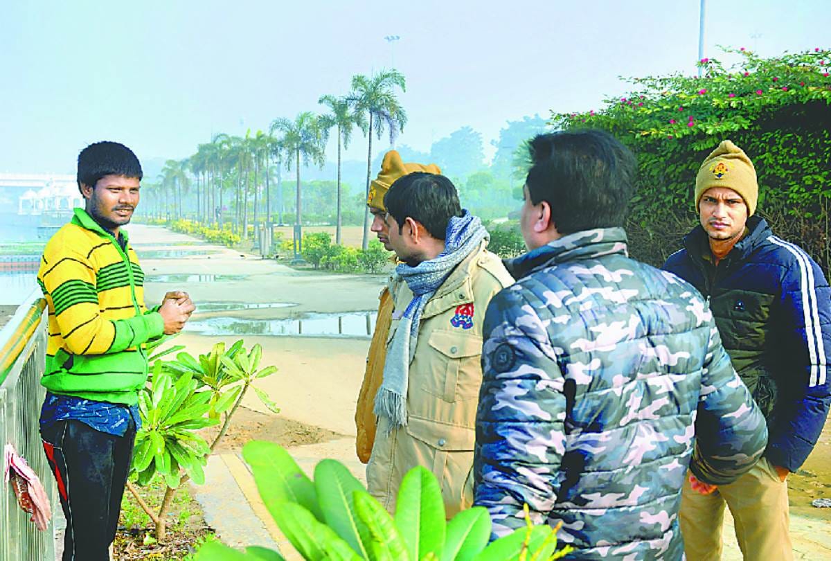 man jumped in to gomti river