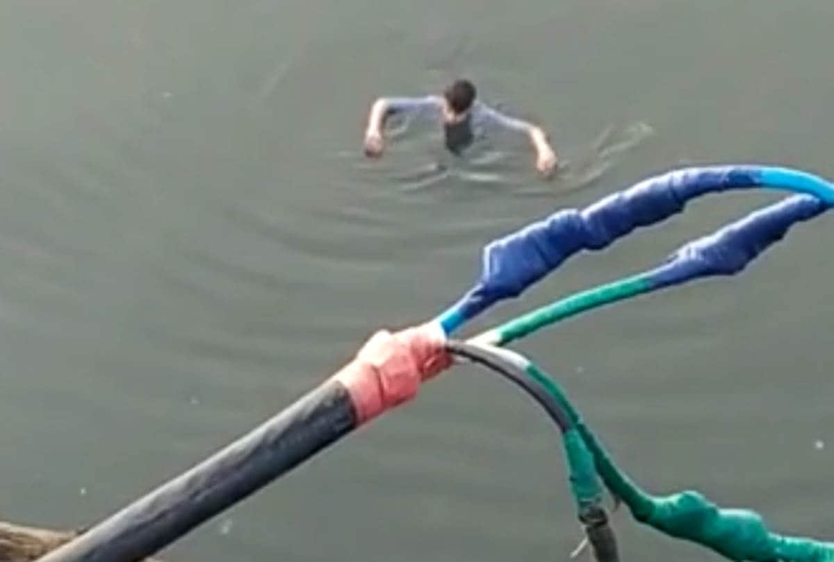 man jumped in to gomti river