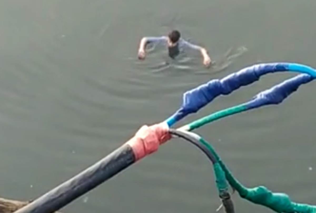 man jumped in to gomti river