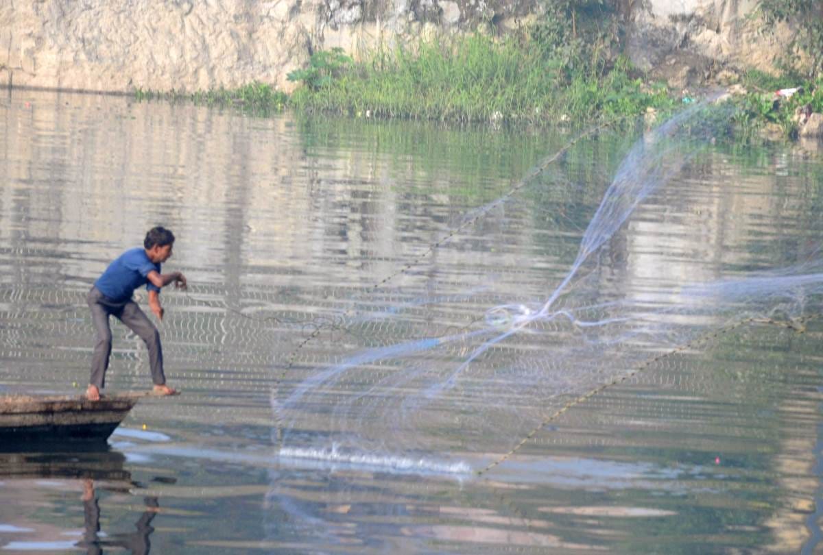 man jumped in to gomti river