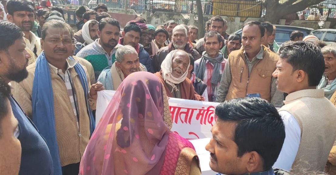 Dabangas occupy Devasthan in Juwara