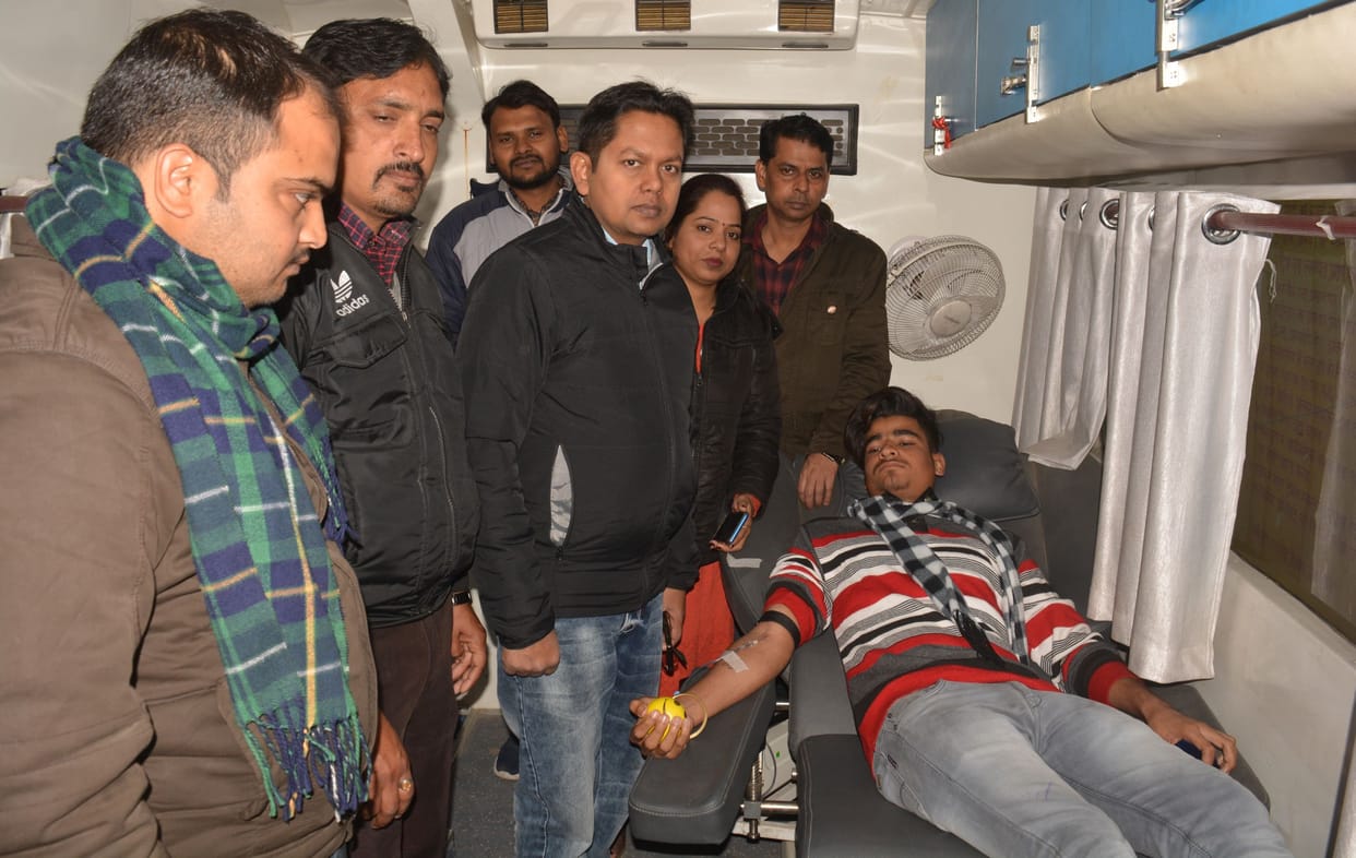 8 people donate blood