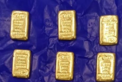 A traveller arrested on lucknow airport for smuggling of gold.