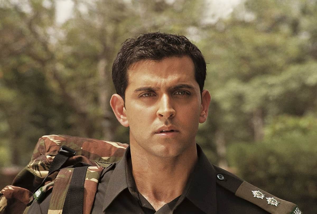 coronavirus outbreak Hrithik Roshan is providing hand sanitizers to officers of the Mumbai Police