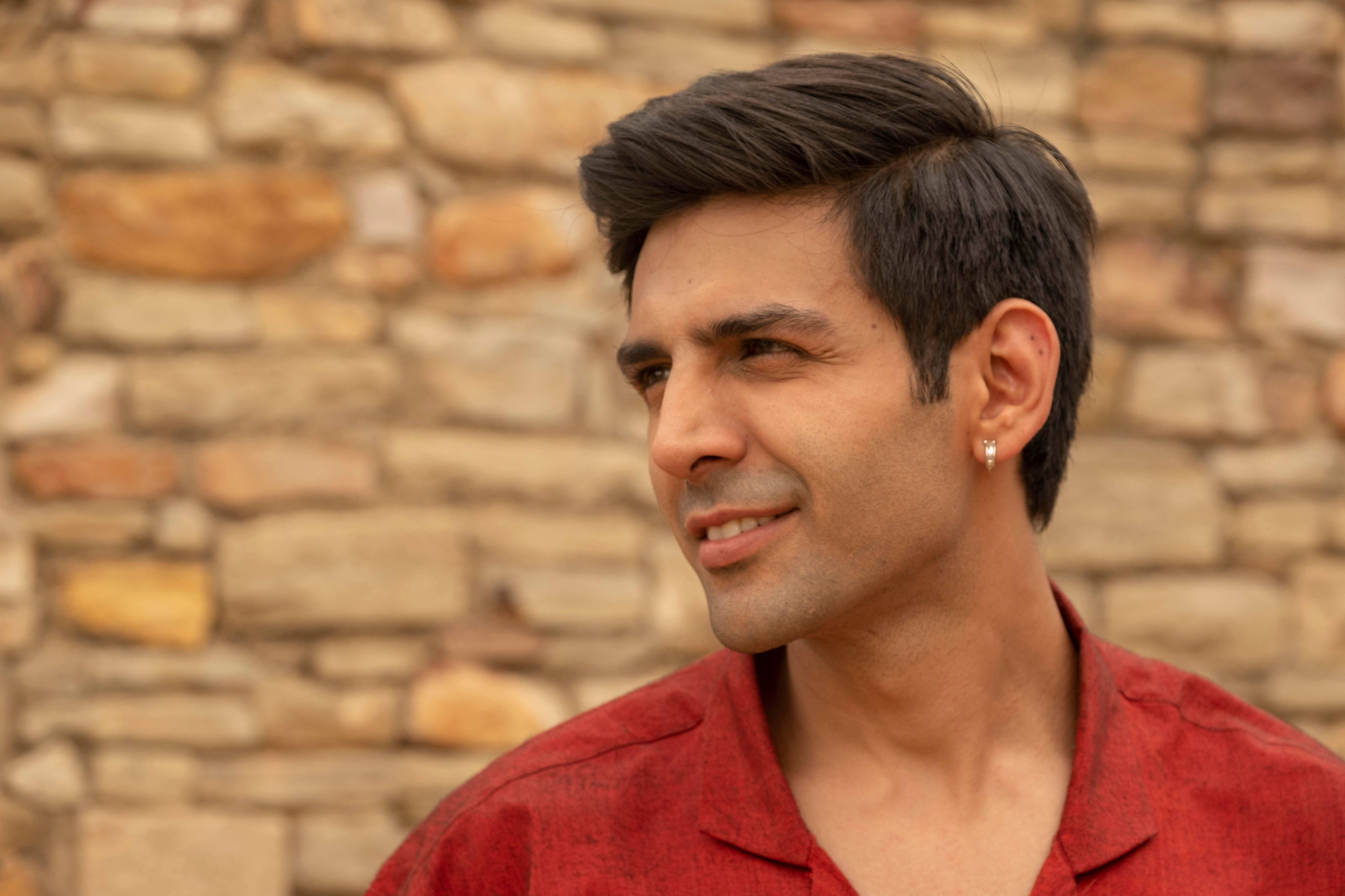 Kartik Aaryan wishes a fan on his first marriage anniversary amit   lockdown