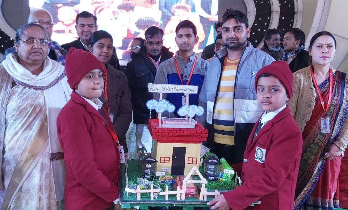 student display his modle in exhibition