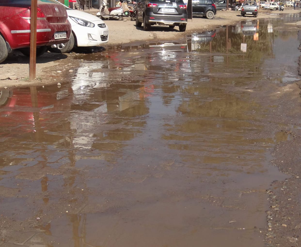 Sewer flowing on the road since 15 days, increased risk of infection