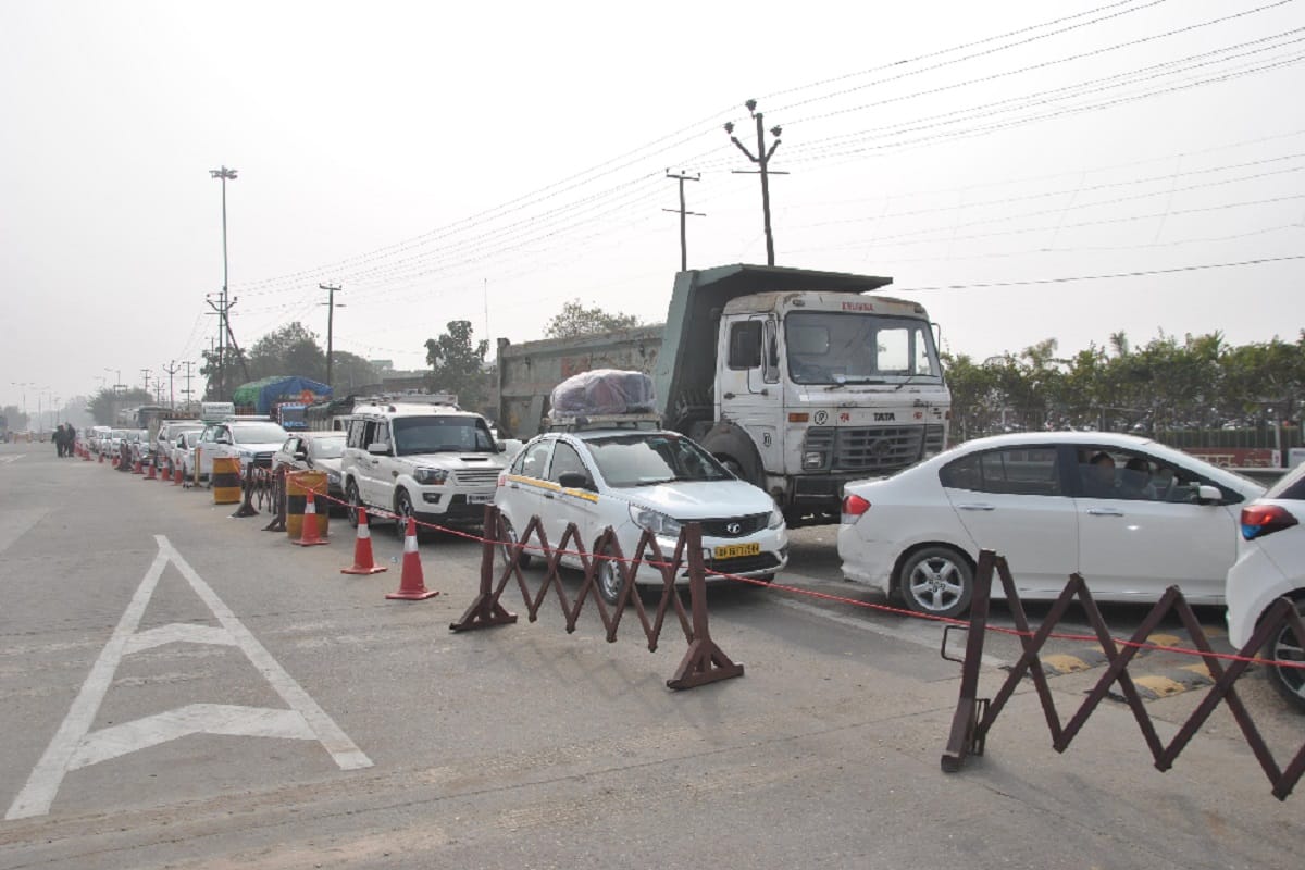 Fastag fails in front of bullying by peoples on toll plaza in Meerut city